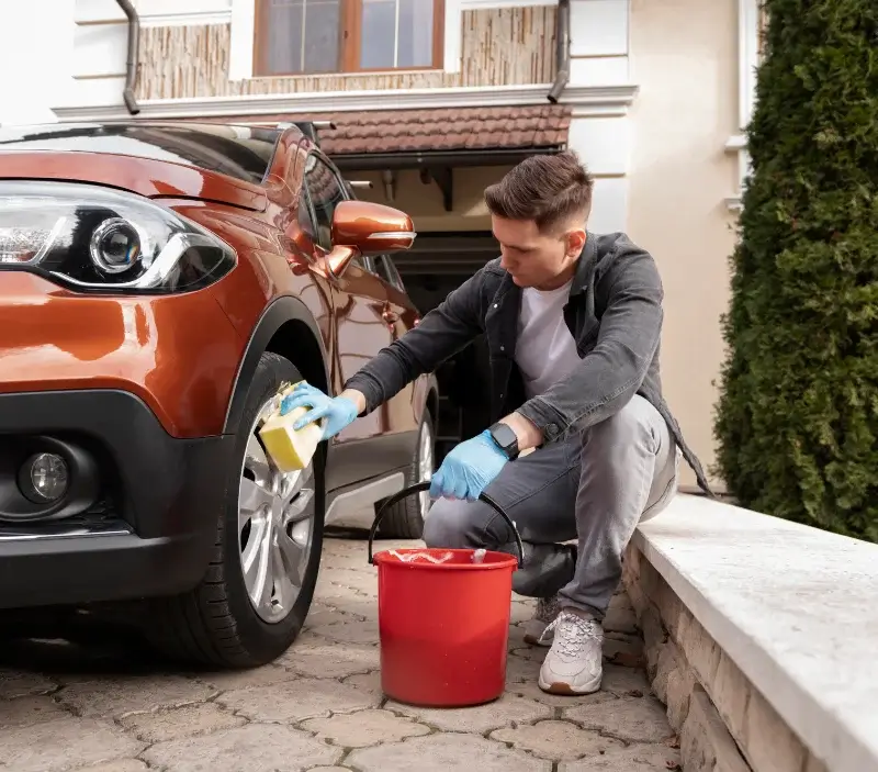 Lavage auto à domicile Thiberville : professionnel intervenant sur un véhicule